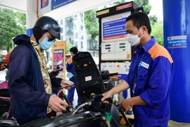 Giá xăng RON 95 hôm nay giảm mạnh hơn 1.300 đồng mỗi lít 