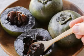 Giống hồng ruột đen, ăn như socola... 1 cây giống bé tí hơn nửa triệu đồng