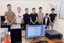 Khởi tố 7 đối tượng chuyên làm giả giấy tờ để rút tiền từ ngân hàng