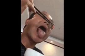 “Dị nhân” vô tư gắp 3 con đỉa sống ăn ngon lành