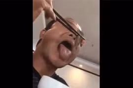 “Dị nhân” vô tư gắp 3 con đỉa sống ăn ngon lành