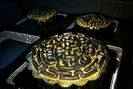 Đua nhau mua bánh trung thu dát vàng giá “bèo” 200.000 đồng/chiếc