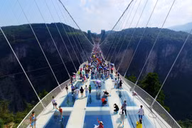 Các tai nạn khiến Trung Quốc đóng cửa loạt cầu kính