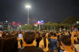 'Biển người' đổ về công viên Thống Nhất ngắm pháo hoa