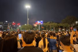 'Biển người' đổ về công viên Thống Nhất ngắm pháo hoa