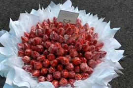 “Nhuộn đỏ” thị trường Valentine, hoa dâu tây tiền triệu hút khách