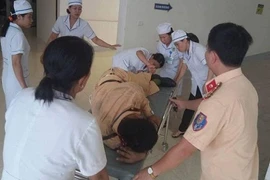 Bám đuổi xe bỏ trốn, CSGT bị hất văng trọng thương