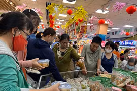 Chợ họp xuyên đêm, khách 'tràn' vào siêu thị từ mờ sáng 28 Tết 