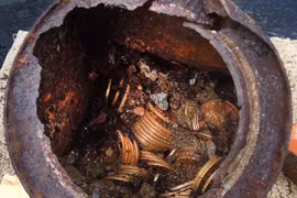 Dắt chó đi dạo, cặp đôi “vớ bẫm” xô tiền vàng