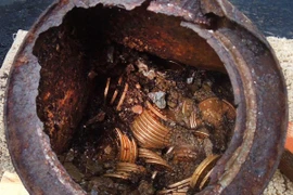 Dắt chó đi dạo, cặp đôi “vớ bẫm” xô tiền vàng