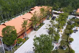 Biệt phủ trăm tỷ toàn gỗ quý gây sốt của đại gia Bình Dương