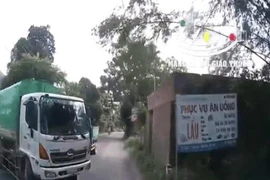 Video: Tranh đường với xe môi trường, nữ tài xế xấc xược thách thức