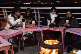 Người Hà Nội đốt lửa, che chắn gió trong đêm lạnh 12 độ C