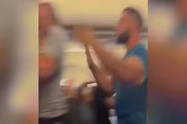 Video: Võ sĩ Anh đòi mở cửa máy bay đang cất cánh