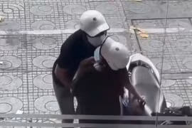 Phát hiện bị "cắm sừng", chàng trai tự đấm ngực gào thét