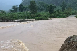 Quảng Trị: 2 người đàn ông bị nước lũ cuốn trôi