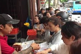 Video: Dân Thủ đô xếp hàng dài chờ mua bánh Trung thu