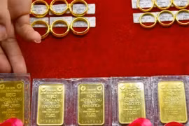 Giá vàng hôm nay 13/10: Sắp chạm mốc 3.000 USD?