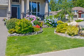 Ngây ngất những sân vườn phủ đầy hoa như trong cổ tích