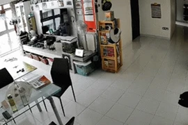 Gạch lát nền bị vỡ, xem lại camera thì thấy cảnh bất ngờ 