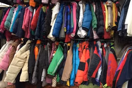 Buôn hàng thùng, nhặt được nhẫn kim cương trong áo cũ bốc mùi