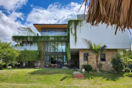 Căn biệt thự xanh mướt mắt ở ngoại ô 