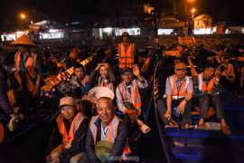 Khai hội Chùa Hương: Vắng vẻ bất ngờ, lái đò ngóng khách