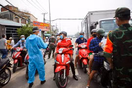 Ngày đầu qua lại 4 tỉnh liền kề TP.HCM, nhiều xe phải quay đầu