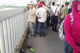 Thanh niên nghi uống thuốc diệt cỏ rồi nhảy sông Hồng