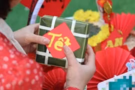 Vợ chuẩn bị quà Tết cho mẹ đẻ có phong bì 2 triệu