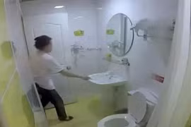 Khăn tắm lau bồn cầu: Còn nhiều kinh hoàng nhân viên khách sạn thề không tiết lộ