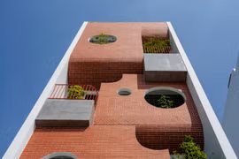 Nhà ống “nổi bần bật” với mặt tiền gạch nung khoét lỗ