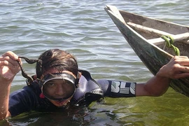 Cơ cực mưu sinh bằng nghề săn “thần dược” đàn ông