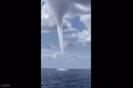 Clip: Vòi rồng tuyệt đẹp xuất hiện trên biển 