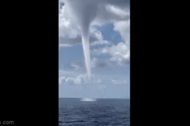 Clip: Vòi rồng tuyệt đẹp xuất hiện trên biển 