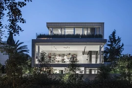 Ngây ngất biệt thự hiện đại trắng tinh khôi giữa vườn cây xanh