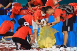 Mẹ đẻ màn mưa giấy: "6.000 cuộn giấy chả bằng 15.000 áo mưa bị bỏ lại"