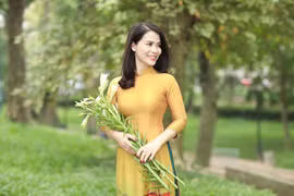 Vẻ ngoài trẻ trung ít, người sánh bằng của bạn gái kém Chí Trung 17 tuổi