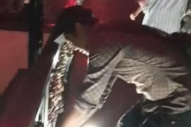 Video: Thanh niên mở khóa trên cầu tình yêu Đà Nẵng rồi vứt xuống sông