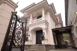 Biệt thự của đại gia chi 1,5 tỷ để mua gạch lát sàn