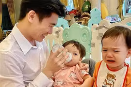 Làm bố đơn thân, con trai bầu Hiển chăm con siêu khéo