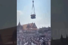 Đại gia chơi ngông thuê cần cẩu rải tiền, dân chen nhau nhặt