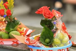 Đắt hàng đồ lễ chùa, hóa vàng