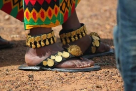 Bộ tộc giàu nhất châu Phi: đến đôi dép lê cũng được đính vàng