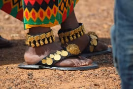 Bộ tộc giàu nhất châu Phi: đến đôi dép lê cũng được đính vàng