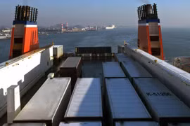 Phát hiện 25 người trong container đông lạnh trên phà đến Anh