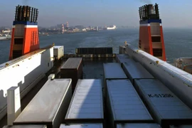 Phát hiện 25 người trong container đông lạnh trên phà đến Anh