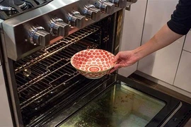 Mách chị em mẹo lau lò nướng “sạch không tì vết” 