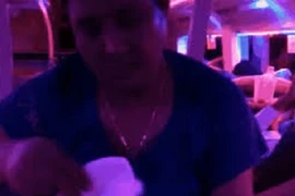 “Ông bố quốc dân” ngồi quạt cho con cả đêm để vợ ngủ