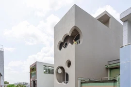 Nhà phố với hệ cửa hình đám mây độc đáo ở TP HCM 